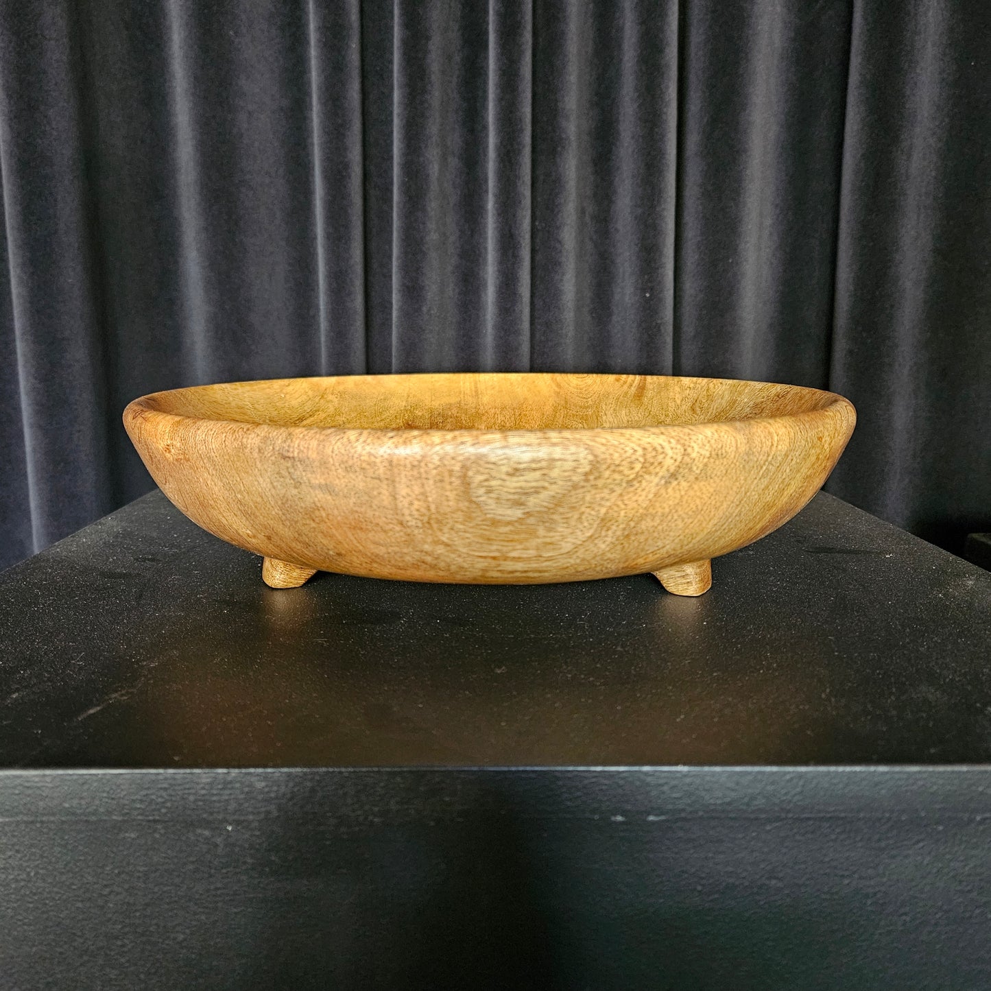 Mango wood bowl with 3 little feet